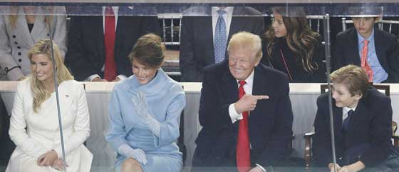 فيديو طريف.. مداعبة بارون ترامب لأبن إيفانكا أثناء توقيع والده قرارات رئاسية صورة رقم 16