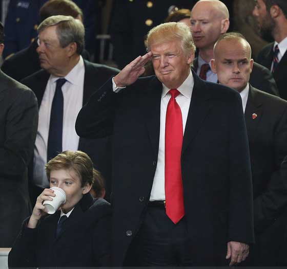 فيديو طريف.. مداعبة بارون ترامب لأبن إيفانكا أثناء توقيع والده قرارات رئاسية صورة رقم 17