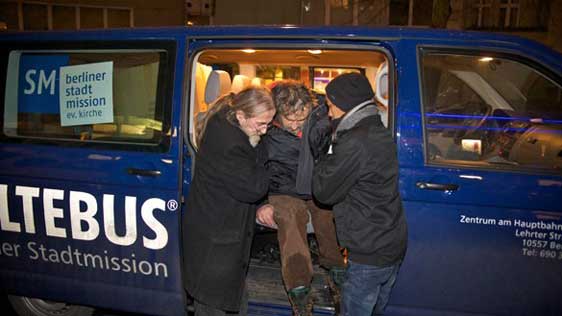 المانيا.. حافلات البرد تنقذ المشردين من الطقس البارد وتنقلهم إلى مراكز إيواء صورة رقم 1