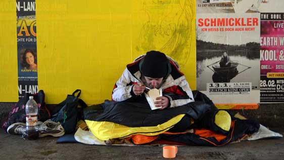 المانيا.. حافلات البرد تنقذ المشردين من الطقس البارد وتنقلهم إلى مراكز إيواء صورة رقم 8