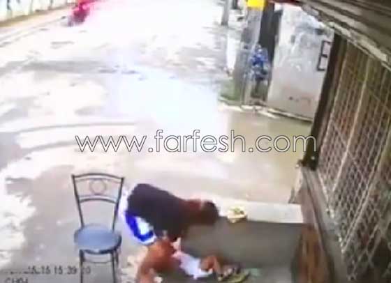 فيديو صادم.. لص يدفع طفلًا على الأرض لسرقة هاتف 