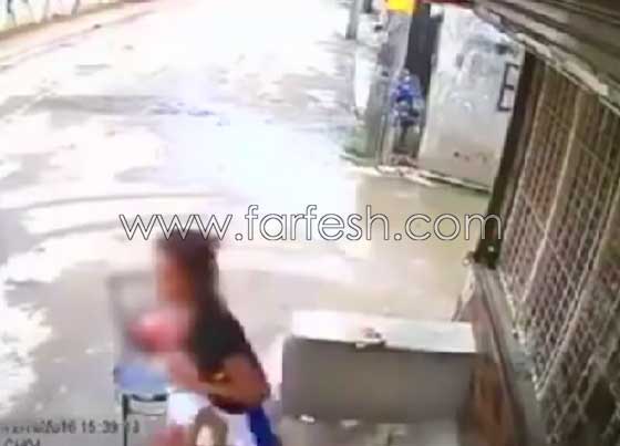 فيديو صادم.. لص يدفع طفلًا على الأرض لسرقة هاتف 