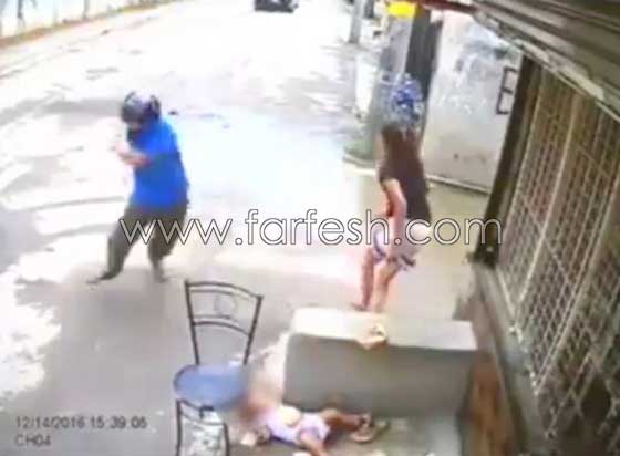 فيديو صادم.. لص يدفع طفلًا على الأرض لسرقة هاتف 