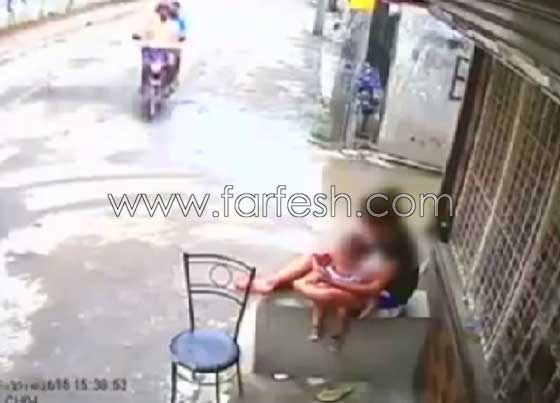 فيديو صادم.. لص يدفع طفلًا على الأرض لسرقة هاتف 