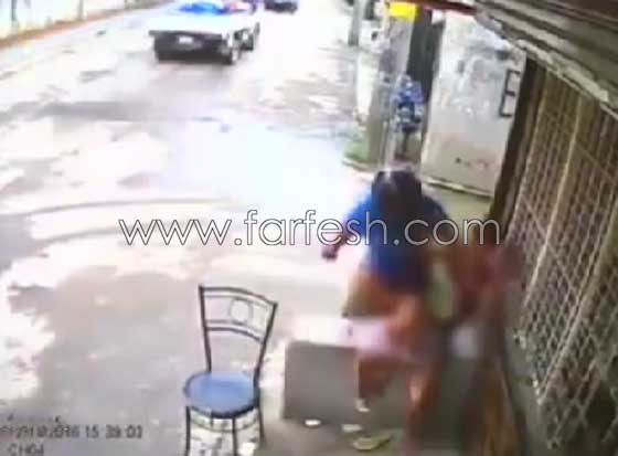 فيديو صادم.. لص يدفع طفلًا على الأرض لسرقة هاتف 