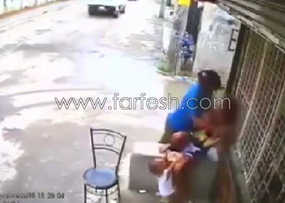 فيديو صادم.. لص يدفع طفلًا على الأرض لسرقة هاتف 