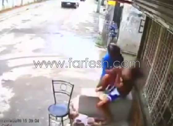 فيديو صادم.. لص يدفع طفلًا على الأرض لسرقة هاتف 