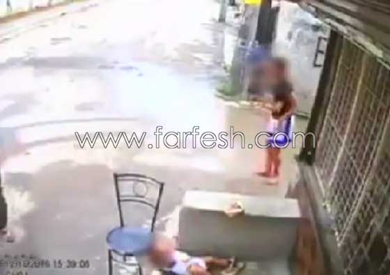 فيديو صادم.. لص يدفع طفلًا على الأرض لسرقة هاتف 