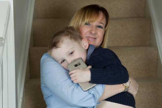 طفل متعثر الكلام ينقذ والدته التي سقطت ارضا وفقدت وعيها صورة رقم 1