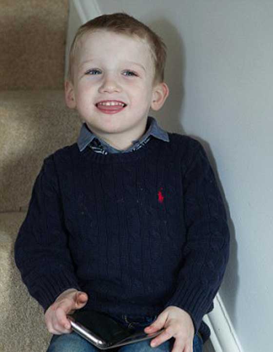 طفل متعثر الكلام ينقذ والدته التي سقطت ارضا وفقدت وعيها صورة رقم 3