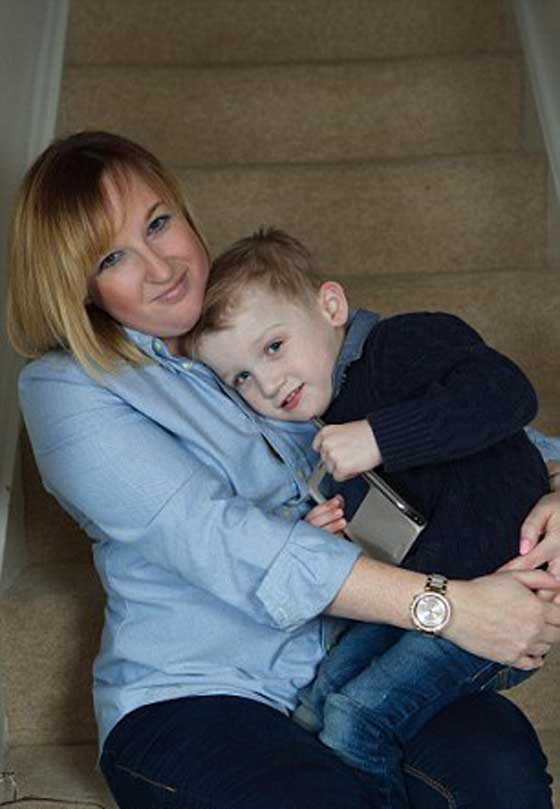 طفل متعثر الكلام ينقذ والدته التي سقطت ارضا وفقدت وعيها صورة رقم 6