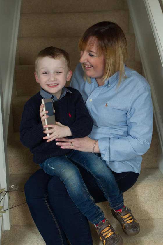 طفل متعثر الكلام ينقذ والدته التي سقطت ارضا وفقدت وعيها صورة رقم 9