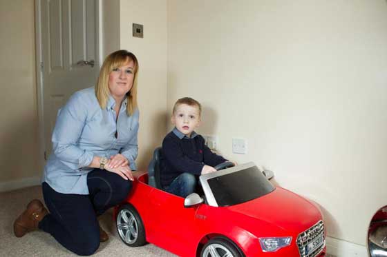 طفل متعثر الكلام ينقذ والدته التي سقطت ارضا وفقدت وعيها صورة رقم 10