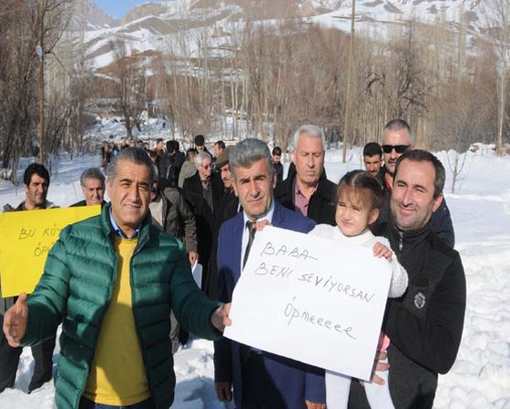 المغني التركي ايدن ايدن يغني (لا تُقبّلني) منعا لانتشار الانفلونزا.. فيديو صورة رقم 3