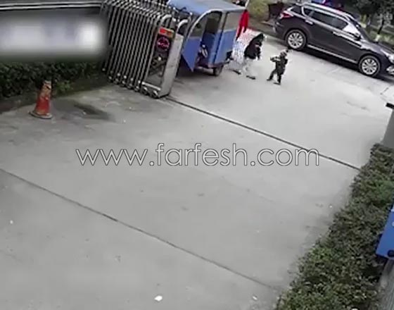 فيديو صادم.. نجاة طفل من الموت بأعجوبة بعد ان دهس مرتين صورة رقم 1