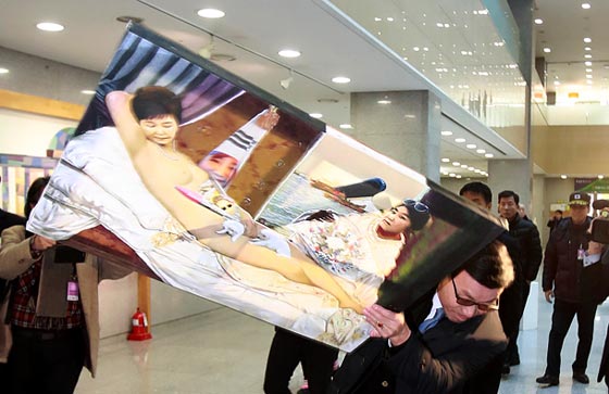 الرئيسة المجردة من الملابس تثير غضب الكوريين صورة رقم 1