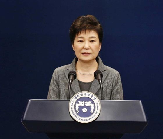 الرئيسة المجردة من الملابس تثير غضب الكوريين صورة رقم 3