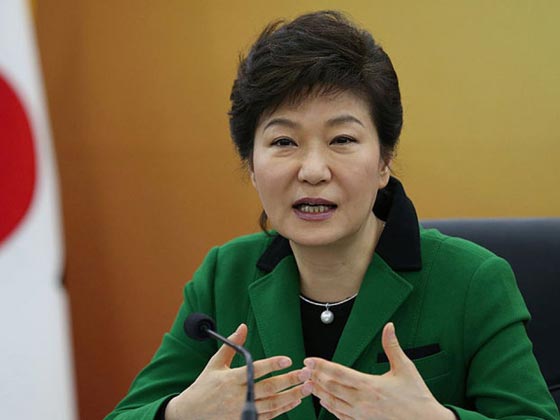 الرئيسة المجردة من الملابس تثير غضب الكوريين صورة رقم 4