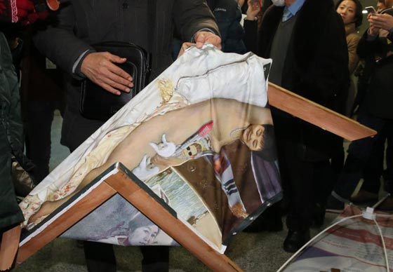 الرئيسة المجردة من الملابس تثير غضب الكوريين صورة رقم 2