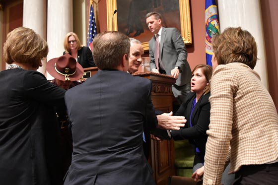 بالفيديو.. انهيار محافظ ولاية مينيسوتا أثناء القاء خطاب له صورة رقم 1