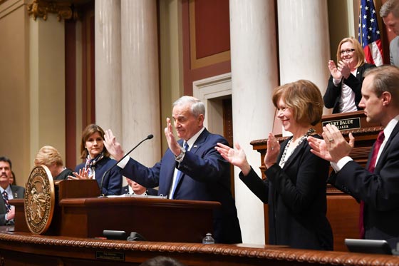 بالفيديو.. انهيار محافظ ولاية مينيسوتا أثناء القاء خطاب له صورة رقم 2