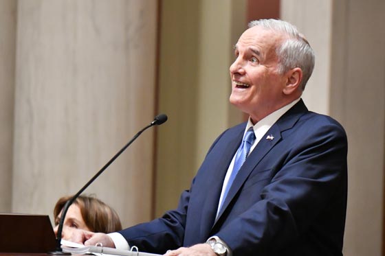 بالفيديو.. انهيار محافظ ولاية مينيسوتا أثناء القاء خطاب له صورة رقم 3