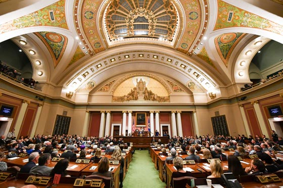 بالفيديو.. انهيار محافظ ولاية مينيسوتا أثناء القاء خطاب له صورة رقم 7