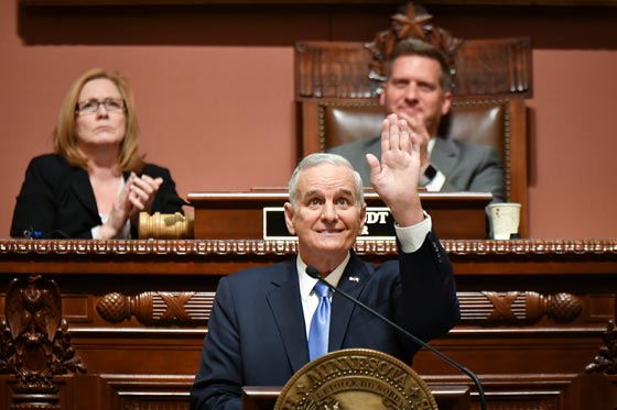 بالفيديو.. انهيار محافظ ولاية مينيسوتا أثناء القاء خطاب له صورة رقم 4