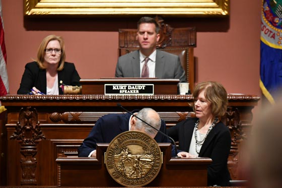 بالفيديو.. انهيار محافظ ولاية مينيسوتا أثناء القاء خطاب له صورة رقم 6