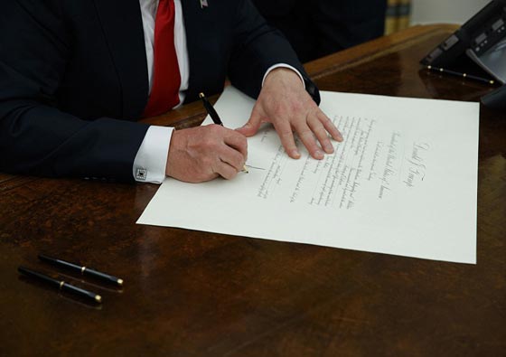 فيديو طريف.. تعرّف على شخصية دونالد ترامب من خلال توقيعه الغريب صورة رقم 3