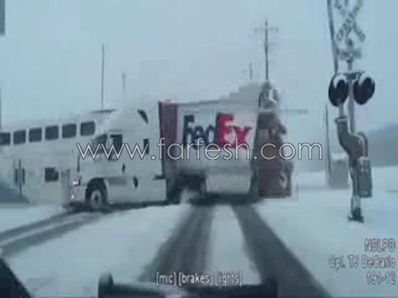 فيديو اصطدام قطار بشاحنة فقسمها إلى نصفين  صورة رقم 3