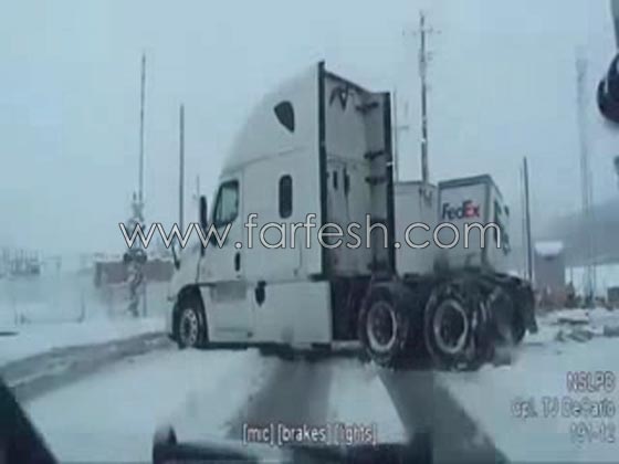 فيديو اصطدام قطار بشاحنة فقسمها إلى نصفين  صورة رقم 5