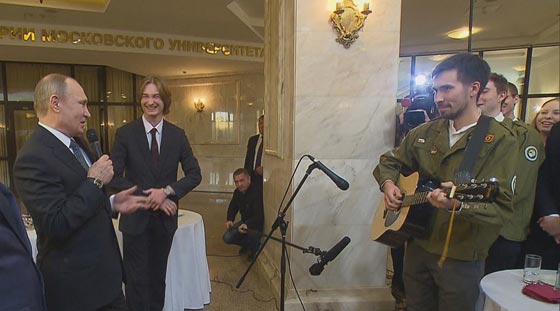  فيديو بوتين يغني امام طلاب جامعة موسكو ويبهر الطلاب بموهبته  صورة رقم 1