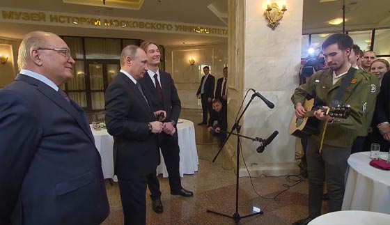  فيديو بوتين يغني امام طلاب جامعة موسكو ويبهر الطلاب بموهبته  صورة رقم 2