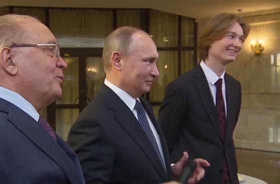  فيديو بوتين يغني امام طلاب جامعة موسكو ويبهر الطلاب بموهبته  صورة رقم 3