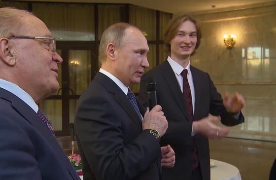  فيديو بوتين يغني امام طلاب جامعة موسكو ويبهر الطلاب بموهبته  صورة رقم 4