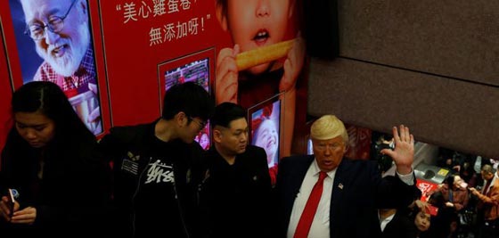 صور طريفة: شبيه ترامب يعانق  شبيه الرئيس الكوري في الشارع! صورة رقم 8