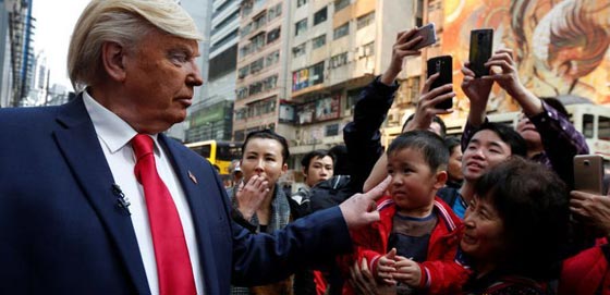 صور طريفة: شبيه ترامب يعانق  شبيه الرئيس الكوري في الشارع! صورة رقم 2