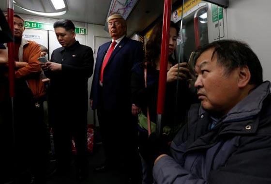 صور طريفة: شبيه ترامب يعانق  شبيه الرئيس الكوري في الشارع! صورة رقم 5