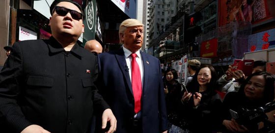 صور طريفة: شبيه ترامب يعانق  شبيه الرئيس الكوري في الشارع! صورة رقم 3