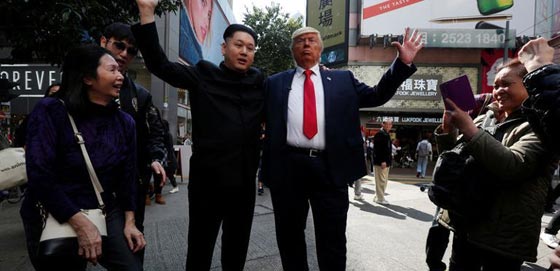 صور طريفة: شبيه ترامب يعانق  شبيه الرئيس الكوري في الشارع! صورة رقم 6