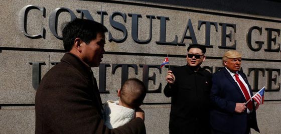 صور طريفة: شبيه ترامب يعانق  شبيه الرئيس الكوري في الشارع! صورة رقم 7