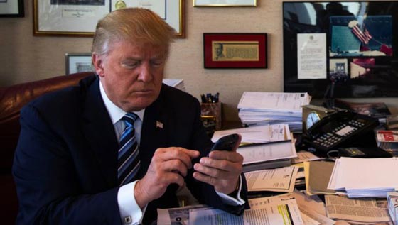 خطر التغريد.. هاتف ترامب يشغل المجتمع الامريكي والبيت الابيض صورة رقم 7