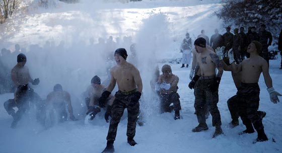  صور.. جنود أميركيون وكوريون جنوبيون يتحدون الثلوج بمرح! صورة رقم 6