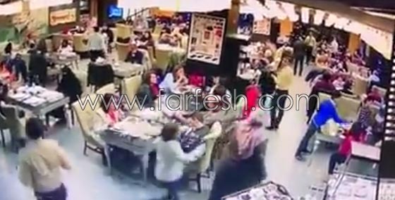 حجاب للسرقة.. رجل وامرأة يسرقان حقيبة فتاة من داخل مطعم! فيديو صورة رقم 2