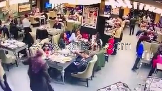 حجاب للسرقة.. رجل وامرأة يسرقان حقيبة فتاة من داخل مطعم! فيديو صورة رقم 1