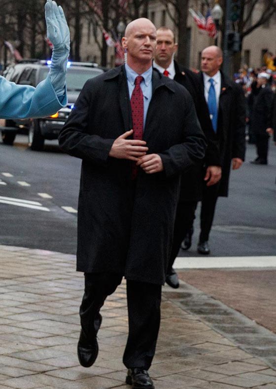 صور تثبت عدم استخدام الحارس الشخصي لترامب الايادي الاصطناعية! صورة رقم 3