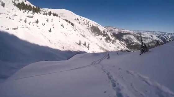 متزلج يهوي من ارتفاع 45 مترا والعناية الالهية تنقذه من الموت.. فيديو صورة رقم 1