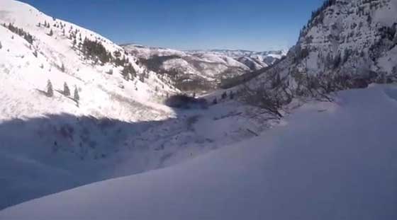 متزلج يهوي من ارتفاع 45 مترا والعناية الالهية تنقذه من الموت.. فيديو صورة رقم 4