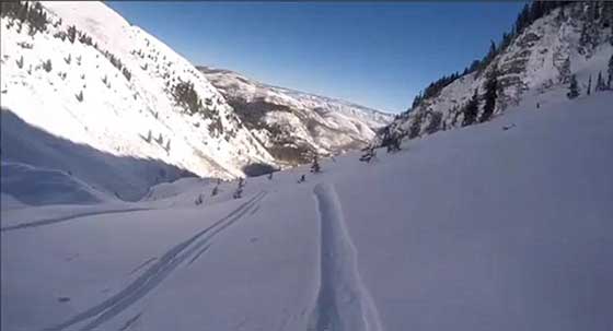 متزلج يهوي من ارتفاع 45 مترا والعناية الالهية تنقذه من الموت.. فيديو صورة رقم 2